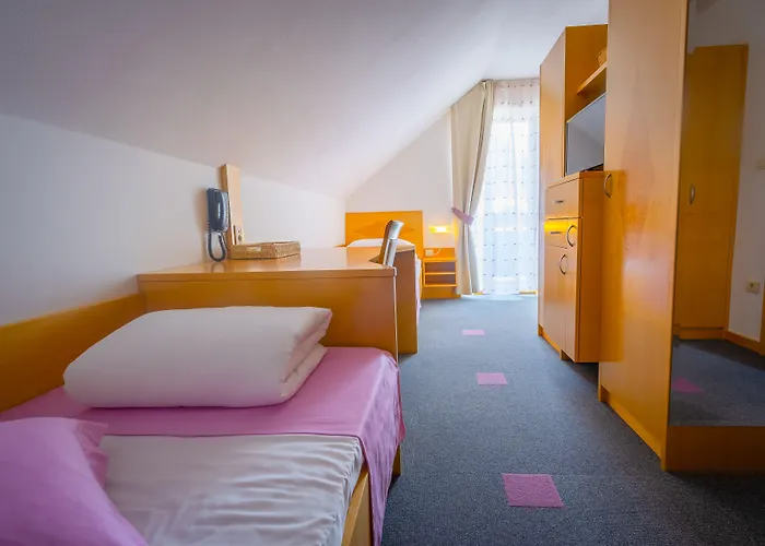 Nena Nočitev z zajtrkom 3*