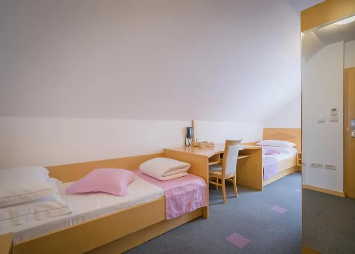 Nena Nocleg ze śniadaniem 3*